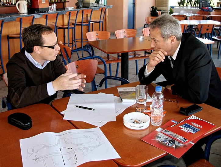 Ο τότε Δήμαρχος Σερραίων Γιάννης Βλάχος ακούει με προσοχή τον Javier Alonso στο καφέ της πίστας